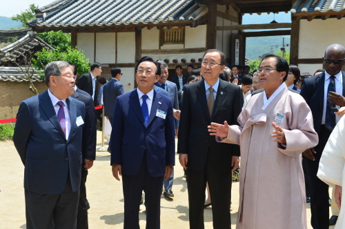 반기문, TK 일정...안동·경주 방문 하회마을 둘러본..