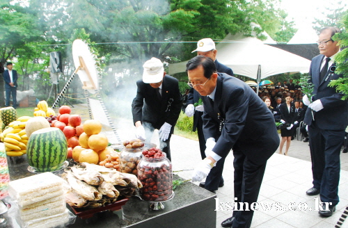 제61회 현충일...충혼탑에서 추념식 보훈회원, 시민 ..