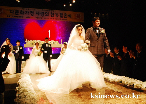 경산 다문화부부 5쌍 ‘웨딩마치’ 가족, 친구들 축복 ..