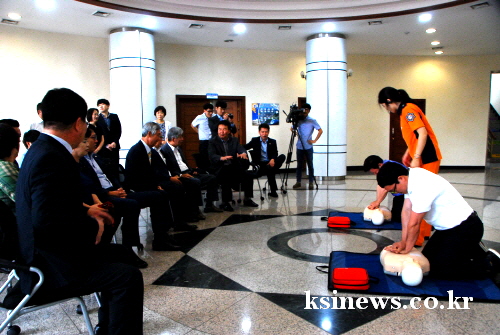 시의원·직원 대상 응급처치요령 교육 심폐소생술과 제세동..