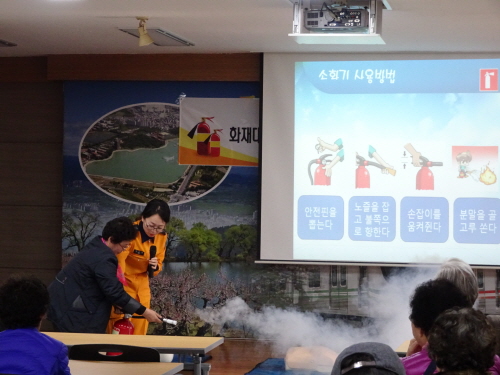 시각장애인 소방안전교실 ‘눈길’ 시각장애인들에 위급상황..