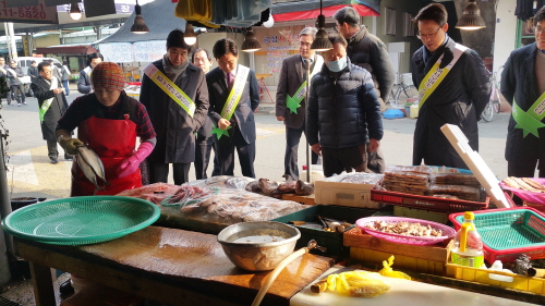 ‘情 넘치는 전통시장’서 명절 장보기 정병윤 부지사, ..