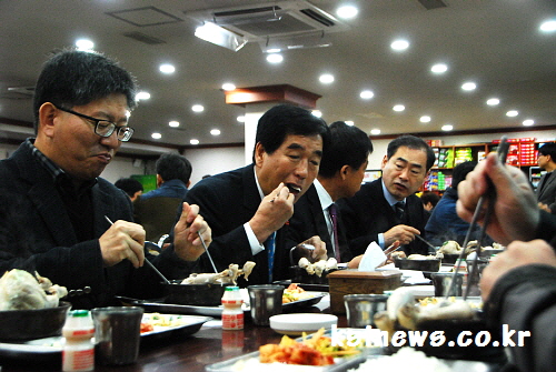 닭고기 안전해요...‘삼계탕 Day’ 경산시, 구내식당..
