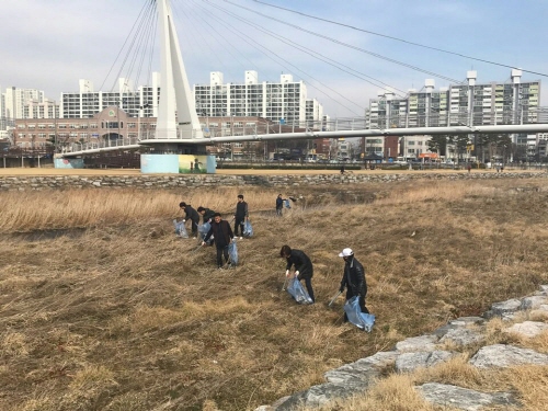 시청 총무과, 남천변 환경정화 “작은 봉사, 행복한 경..