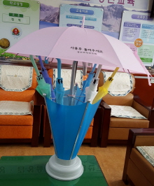 “우산을 빌려드려요~” 경산초 학부모회, 아이들 위한 ..