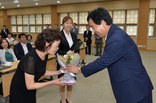 가족과 함께한 새내기 공무원 임용식 경산시, 가족들 초..
