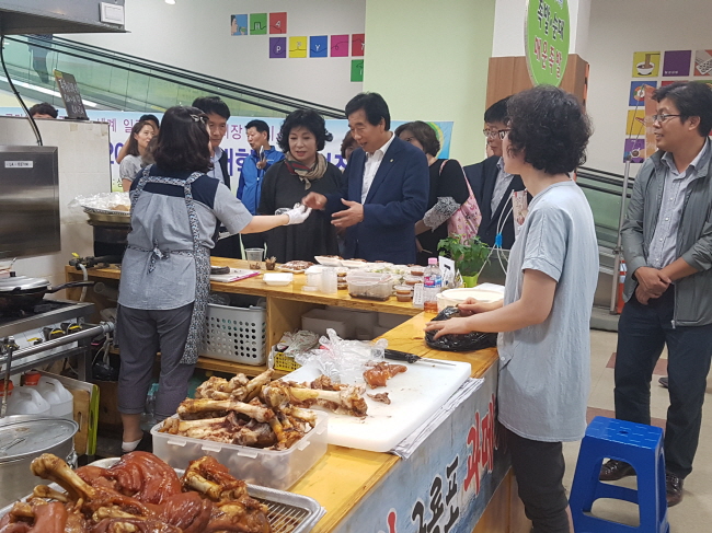 명절 앞 전통시장 살리기 나선 공직자들