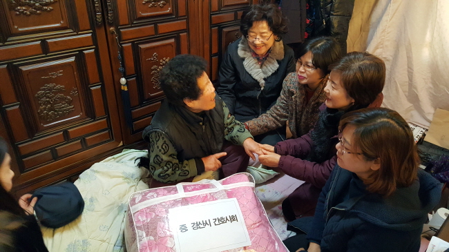 소외이웃에 사랑 전하는 ‘백의의 천사들’