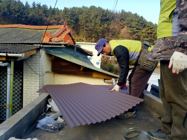 포항 지진피해 복구 나선 자원봉사자들