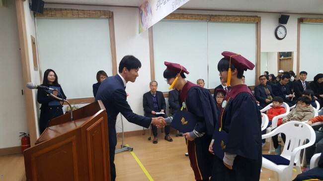 경북TP, 와촌면 초등 졸업생들에 장학금 전달