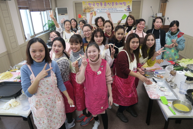 결혼이주여성들의 설 명절 ‘전 부치기’ 