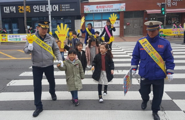 “애들아~ 뛰지 말고 천천히~”