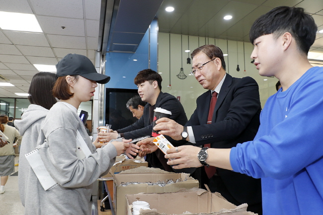 “A+ 간식 먹고, 시험 대박나세요!”