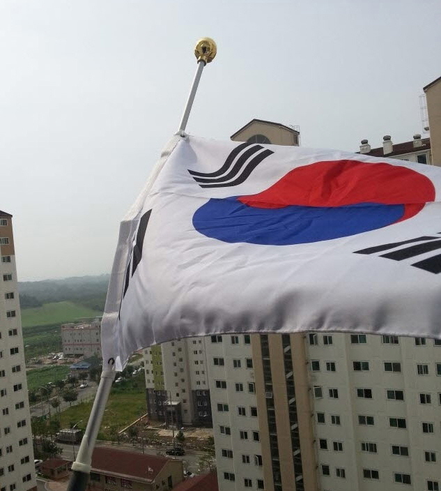 “현충일, 태극기는 조기(弔旗)로 게양합시다!”