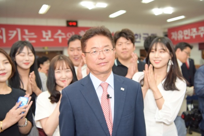 자유한국당 이철우 후보 52.1%로 당선