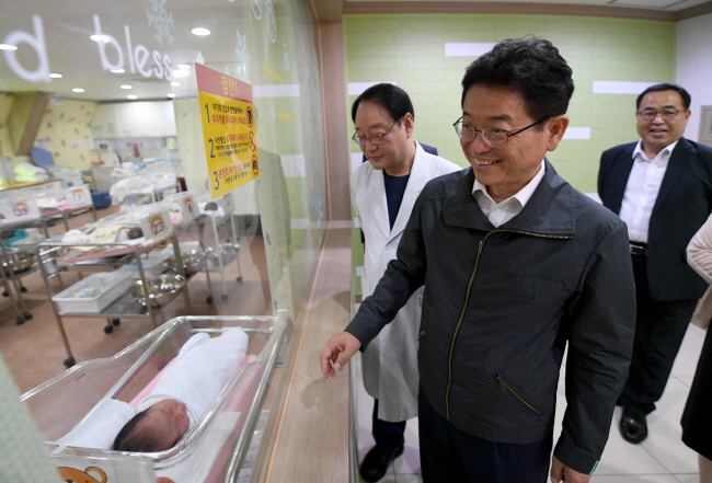 이철우 지사, 첫 현장행보로 출산현장 찾아