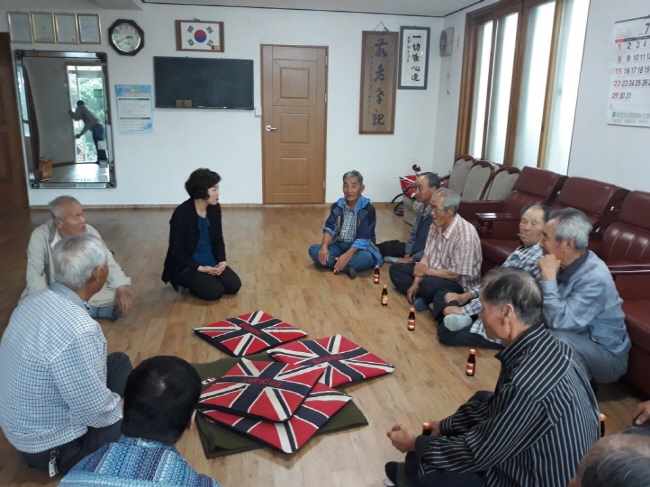 초임면장, 고향에서 ‘경로효친’ 