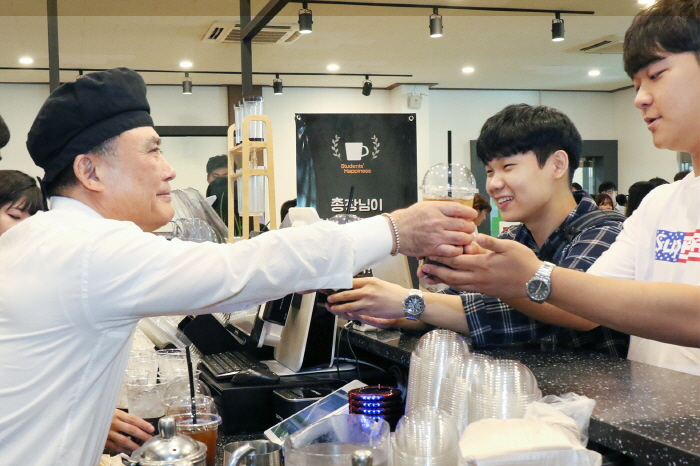 총장이 아메리카노 1천 잔 쏘다!