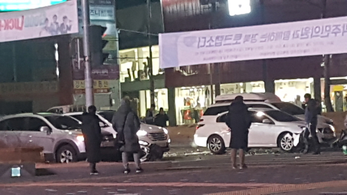 화물차-오토바이 충돌, 10대 사망 