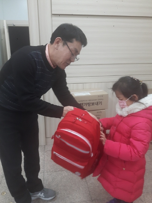 드림스타트 아동 15명에게 책가방 선물