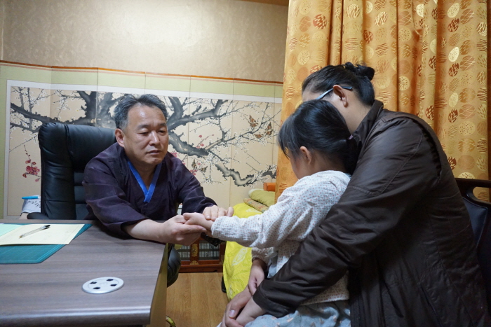 삼대한의원 김덕호 원장, 경산시 드림스타트에 한약 후원