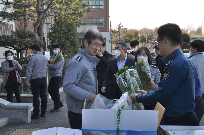 경산경찰, 미나리 팔아주기 직거래 장터