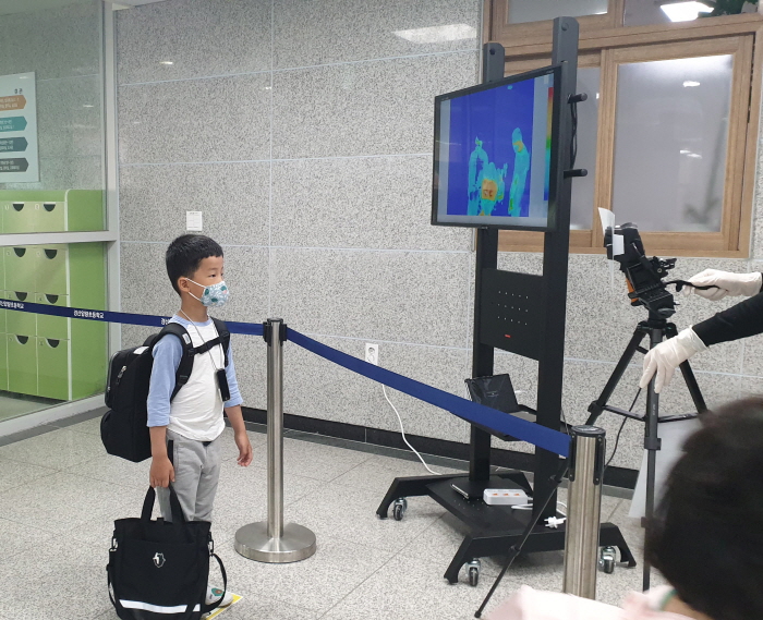 ‘새내기들의 설레는 첫 등교’ 