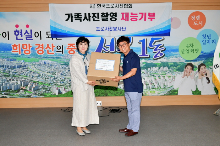 “우리 가족 행복한 모습....찰칵!”
