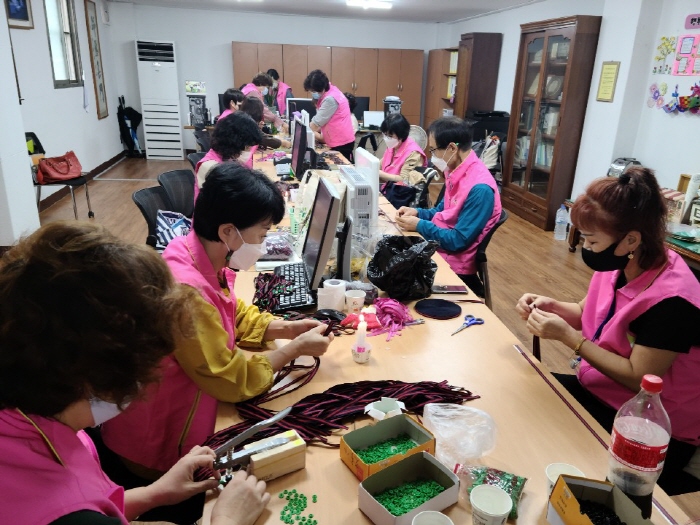 경로당 어르신들에게 '행복 마스크 걸이' 전달
