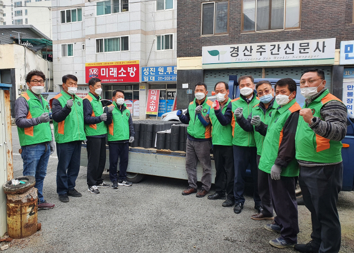 진량자율방재단, 소외이웃 연탄 후원