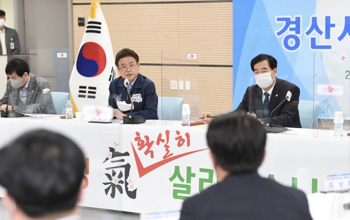 “5인 이상 사적모임 금지, 풀어달라!”