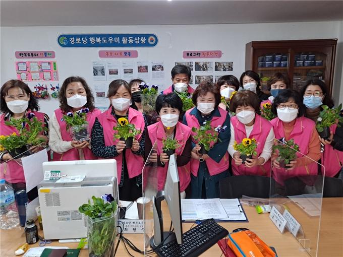 경산노인회, ‘사랑의 꽃화분’ 선물