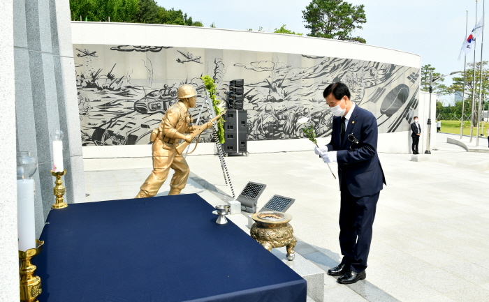 ‘고귀한 희생, 가슴에 새깁니다’