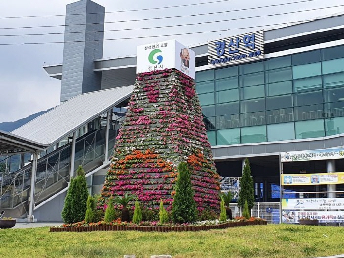 서부1동, 경산역 로터리에 꽃탑 설치