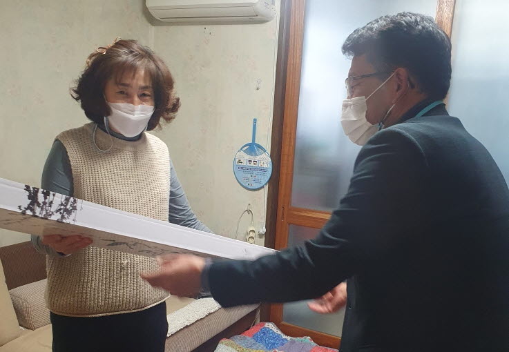 동부동, 100세 어르신 ‘청려장’ 전달
