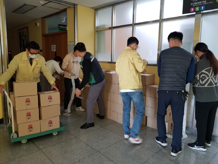 자가격리 학생들에게 ‘사랑 꾸러미’ 배부