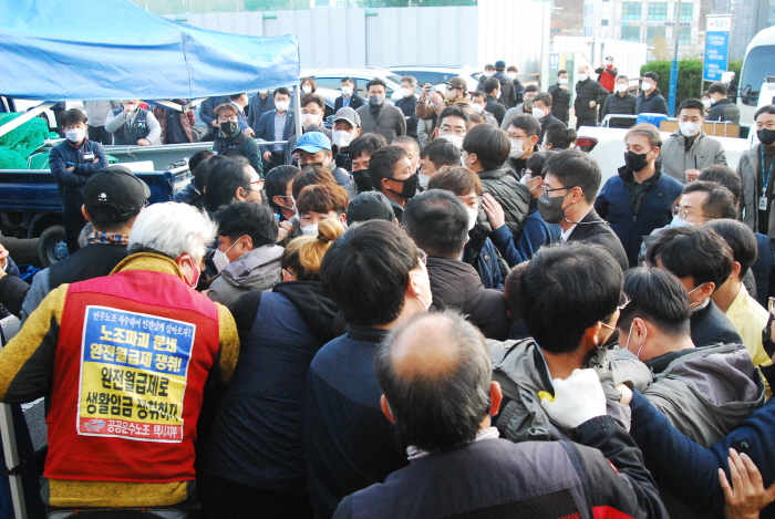 공공운수노조, 시청 앞마당 천막농성 돌입