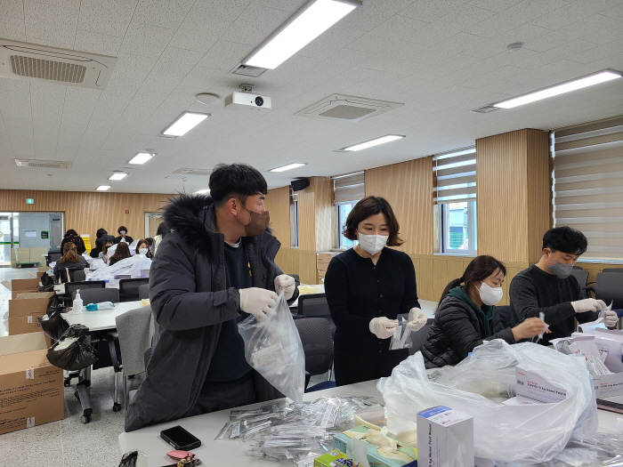 경산 학부모들, 진단키트 소분작업 도와