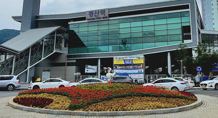 경산역에 귀성객 반기는 가을꽃 ‘활짝’
