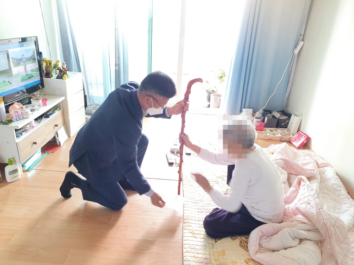 진량읍, 100세 어르신 ‘청려장’ 전달