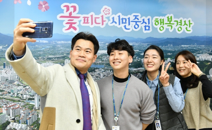 스타강사 전한길, 고향사랑기부제 ‘첫 테이프’