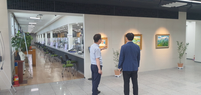 시청 본관 로비에 ‘작은 미술관’ 조성 