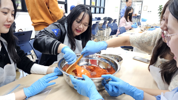 유학생봉사단과 함께 하는 ‘전통 장 만들기’