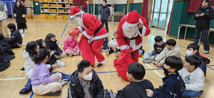“산타클로스가 찾아왔어요!”