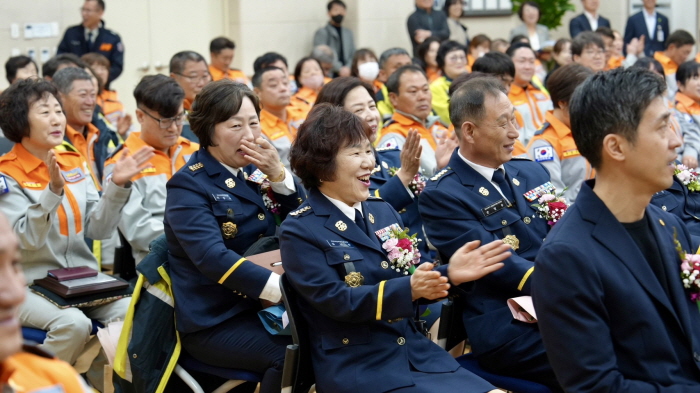 “시민 안전 위한 헌신에 감사드립니다!”
