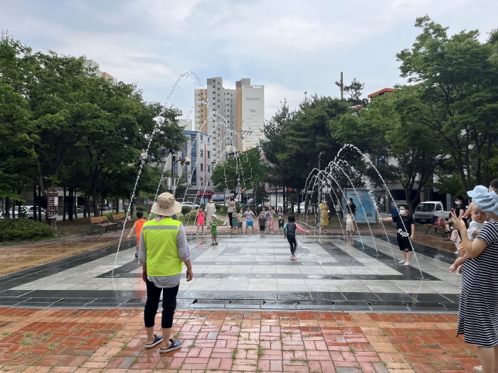 신대부적1어린이공원 바닥분수 가동 
