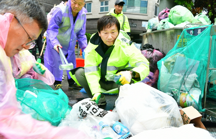 조 시장, 환경미화 작업현장에서 ‘구슬땀’