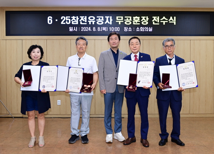 참전용사 4명, 70여년 만에 훈장 받았다!