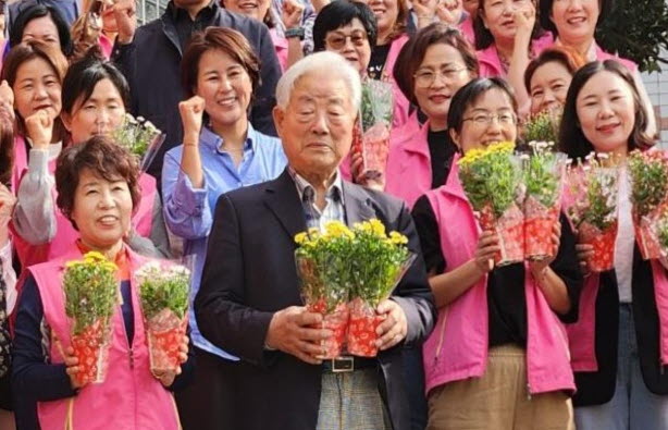 취약 어르신들에게 ‘가을 꽃 화분’ 지원