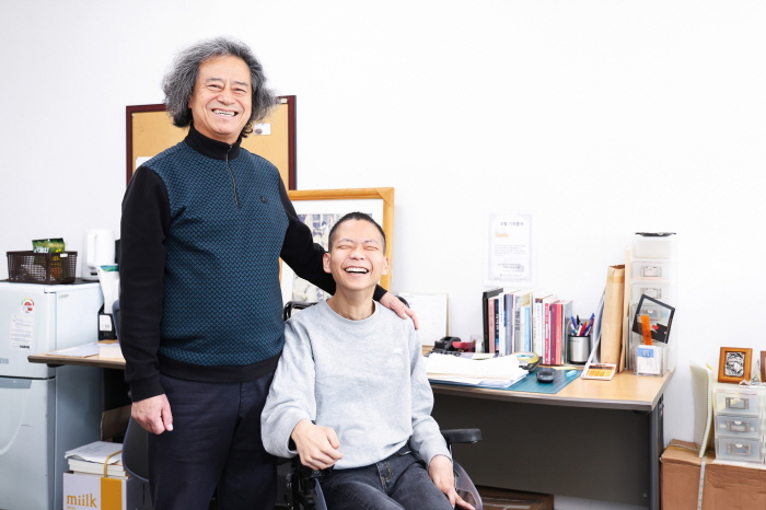 “우리는 콜라병 뚜껑 따주는 사이”
